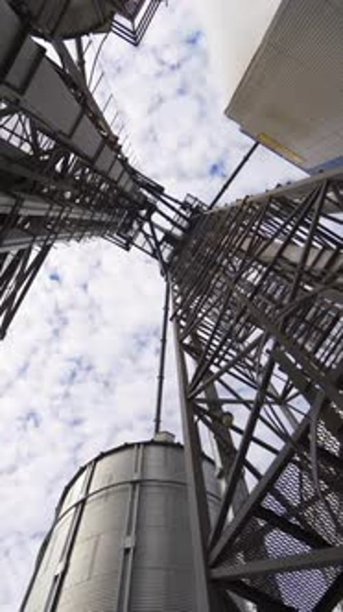 Installation de transformation des céréales. Silos industriels pour la production alimentaire Vidéo verticale