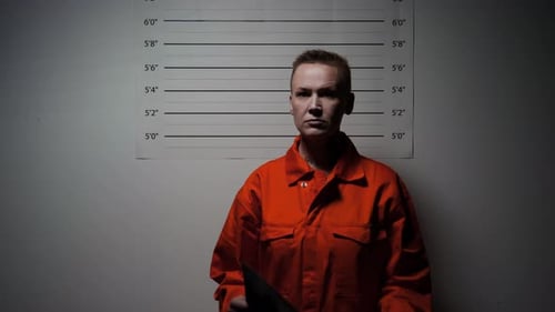 Suspect féminin posant pour des photos d'identité