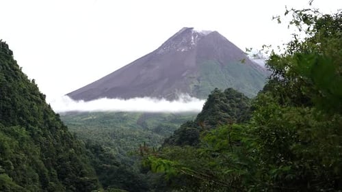 Zeitraffer, wolkenbedeckter Mount Merapi in Yogyakarta, Indonesien