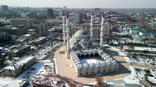 Imam Sarahsi Zentralmoschee in Bischkek, Drohne, die seitlich umkreist, Schuss