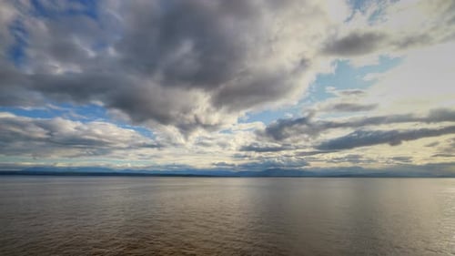 Ferry Hyperlapse traversant des îles avec des nuages en mouvement