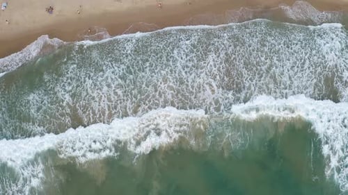 Vista aérea en cámara lenta de una playa