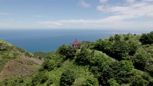 Foto aérea da montanha Teapot no distrito de Ruifang, Taiwan, com a bela costa do Pacífico em