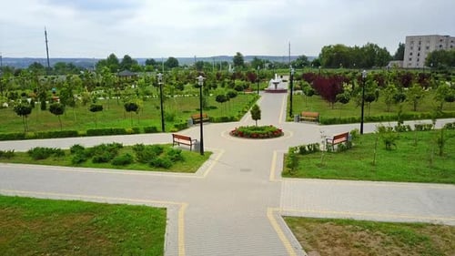 Chemins pavés dans le parc nouvellement créé avec de jeunes arbres. Jardin pour se reposer et se promener en ville.