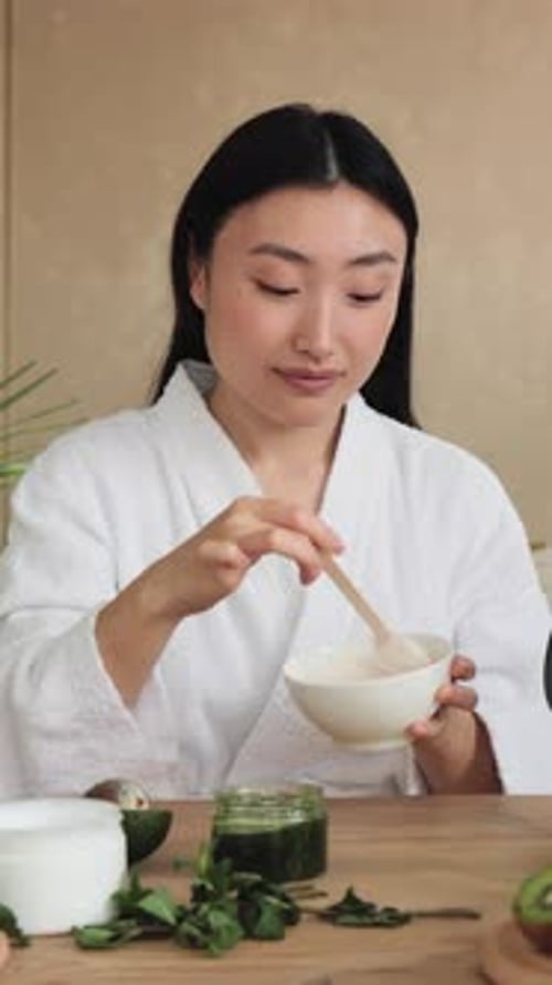 Mulher fazendo máscara facial natural