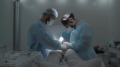 Seitenansicht eines professionellen Chirurgen in Uniform während der Arbeit mit dem Patienten im Operationssaal