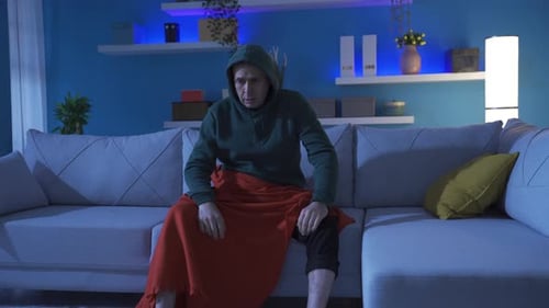 Un homme qui fait un terrible et mauvais cauchemar se réveille stressé de son sommeil.