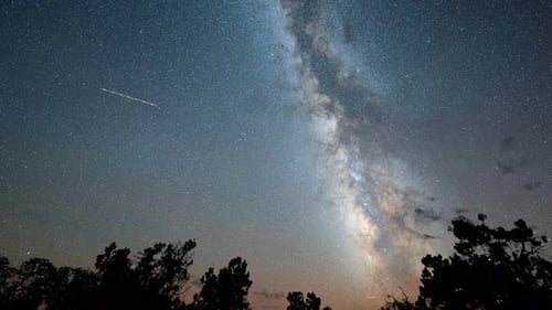 Sternenhimmel bewegen sich anmutig in diesem atemberaubenden Zeitrafferclip