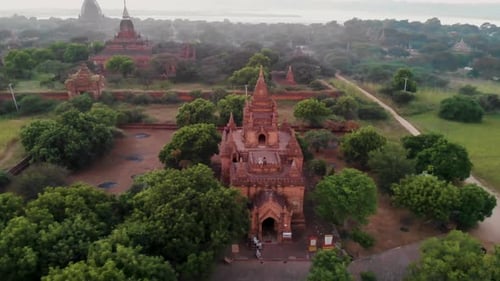 Explorez les temples mystiques de Bagan au Myanmar à l'aube