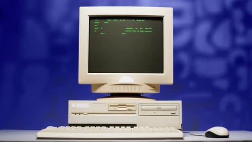 PC rétro avec console de chargement Programmeur créant des scripts, écran de base vert, ancien studio informatique