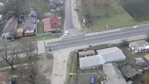 Paisagem de rodovia com veículos viajando e área residencial no condado de Vrancea, Romênia.
-