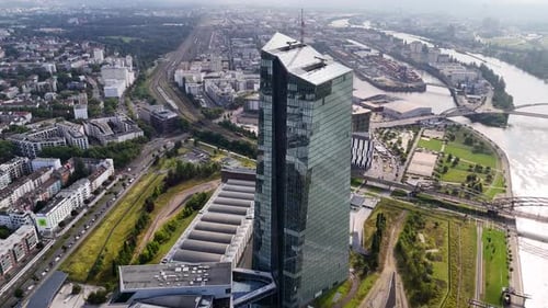 Toma aérea del Banco Central Europeo en Frankfurt, Alemania