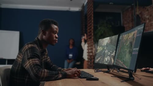 Videospielentwicklungsunternehmen Afroamerikanischer Mann erstellt 3D-Grafiken mit einem leistungsstarken Computer