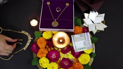 Joias preciosas com notas de rupia exibidas como oferta de presente tradicional do festival indiano