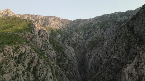 Crête ensoleillée et mur de canyon déchiqueté dans la chaîne de montagnes isolée de l'Ouzbékistan