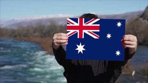 Person, die ein Banner mit der Flagge Australiens hält