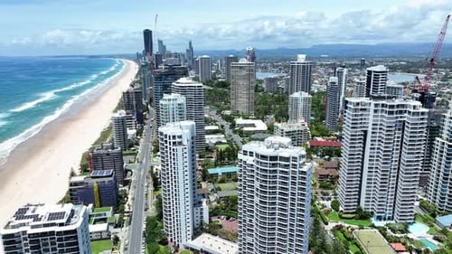 Surfers Paradise, Gold Coast, Queensland, Australien, Fantastische Drohnenaussichten von oben auf das geschäftige Treiben,