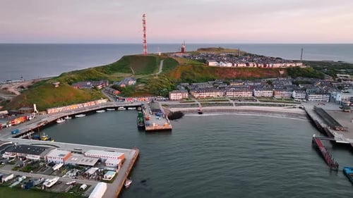 Images aériennes de l'île d'Helgoland avec vue sur le Hummerbuden, port sud d'Unterland