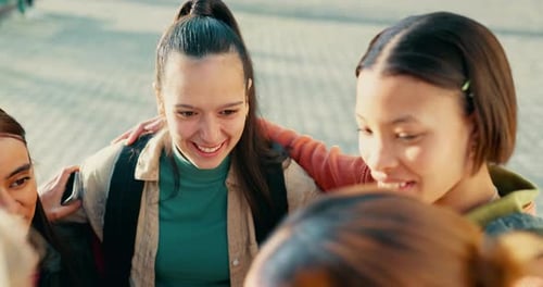 Conversação, campus e mulheres estudantes como amigas se abraçam para se unirem na universidade