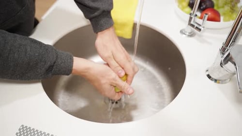Rincer les prunes vertes à l'eau courante pour s'assurer qu'elles sont propres et prêtes à être consommées.