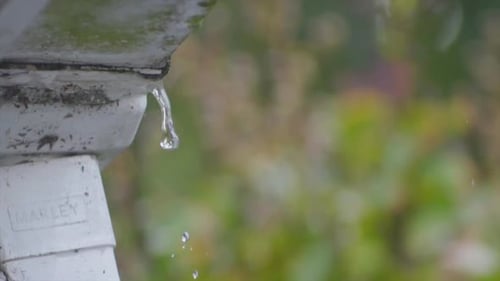 Ralentissement de l'eau s'écoulant du tuyau d'évacuation de la conduite d'eau hors de la maison