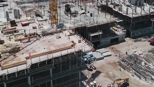 Baustelle mit Baugeräten: Bau eines großen Komplexes mit Kranen aus der Luft