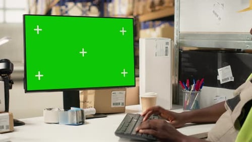 Hombre que supervisa la actividad y los protocolos de distribución con una maqueta en la PC