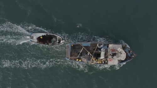 Kleines weißes Fischerboot fährt langsam am Mittelmeer
