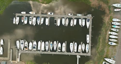 Malerischer Jachthafen mit schönen Bootsanlegern