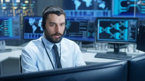 En la sala de monitoreo del sistema, el despachador lleva auriculares y observa el correcto funcionamiento del Facili