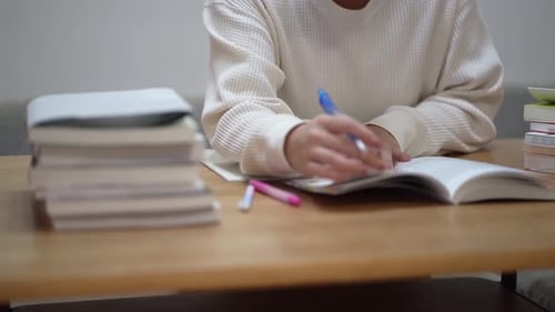 Frau, die zu Hause studiert