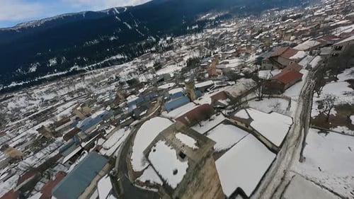 FPV-Drohnenflug über die Winterlandschaft von Swaneti und die Svan-Türme