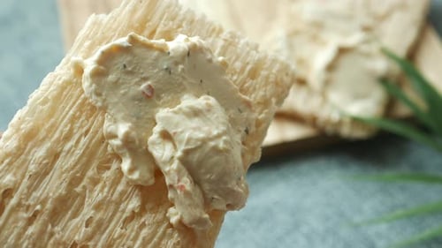 Craquelins à tartiner au fromage sur la table