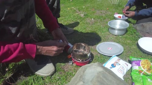Colocar fogo no mini fogão para cozinhar em espaço aberto. Lahaul, Himachal Pradesh