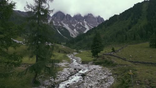 Vue aérienne de la vallée de Kemater Alm, en Autriche.