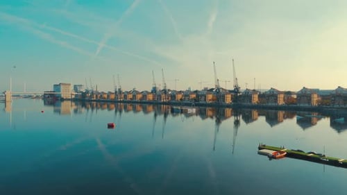 Vista aérea das docas do leste de Londres e do Tâmisa em um dia de céu azul claro