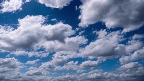 Zeitraffer von Cumuluswolken bewegen sich am blauen Himmel