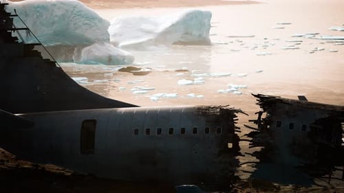 Flugzeug ist auf einem Berg abgestürzt