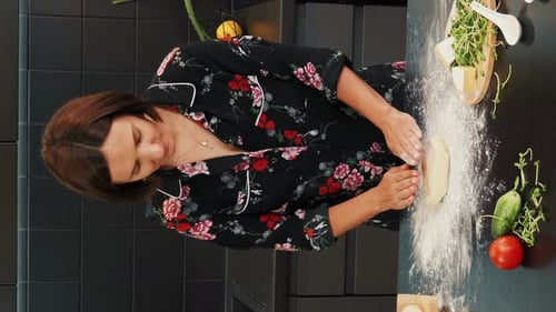 Mujer preparando pizza italiana en casa