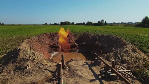 Vista frontal de un pozo lleno de sustancias y fuego ardiente Producción de una bomba de gas Compresor Rural