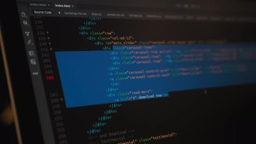 Le développeur parcourt le code HTML sur l'écran de l'ordinateur. Code de programmation de défilement de code de page Web HTML