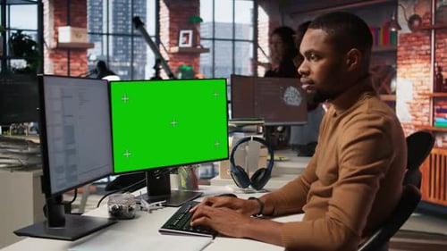 Programmierer codiert im AI Startup Office mit einem PC mit isoliertem Bildschirm