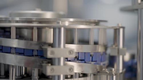 Gros plan de seringues médicales stériles fabriquées et traitées en production de masse.