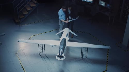 Réunion d'ingénieurs aérospatiaux travaillant sur un prototype de véhicule aérien sans pilote/Drone. Experts de l'aviation