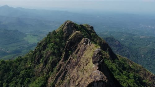Illikkal Kallu est une attraction touristique indienne majeure dans le village de Meenachil Taluk à Moonnilavu