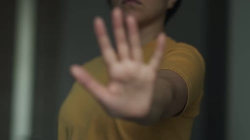 Unerkennbare Hand einer Frau zeigt Ablehnung, Stoppt Gewalt gegen und sexuellen Missbrauch