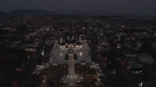 AH - Fichier brut S-LOG - La mosquée Baiturrahman, la plus belle mosquée d'Asie du Sud-Est, au lever du soleil