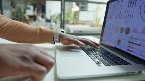 Analista financeiro trabalhando em um laptop