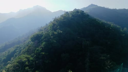 Luftaufnahme vom Gipfel des Waldberges mit wunderschönem Sonnenlicht am Morgen