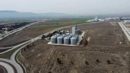 Luftbild des landwirtschaftlichen Getreidesilos auf dem Feld 4K